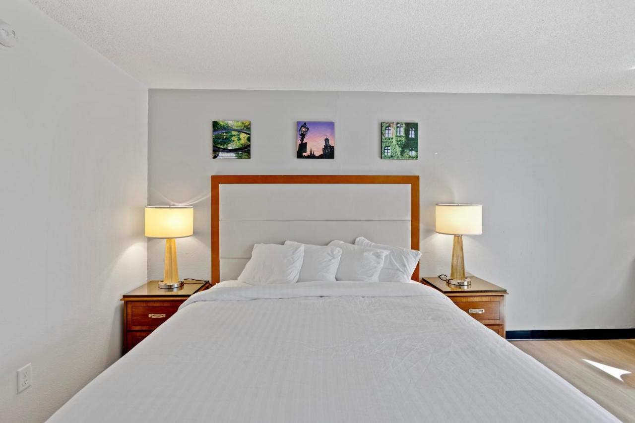 Days By Wyndham Erie Hotel